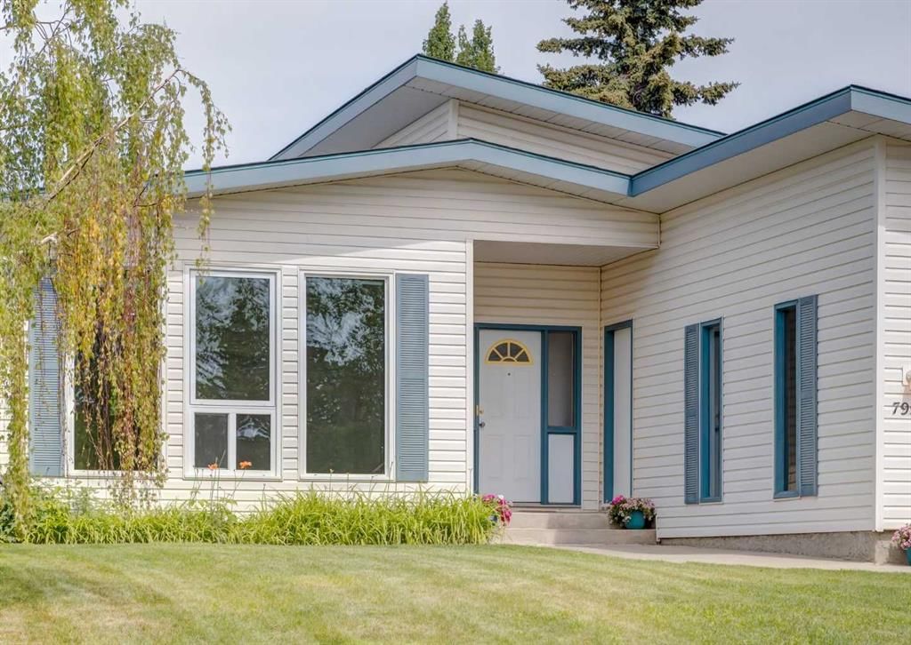 7956 71 Avenue NW, Calgary — photo 3 of 50