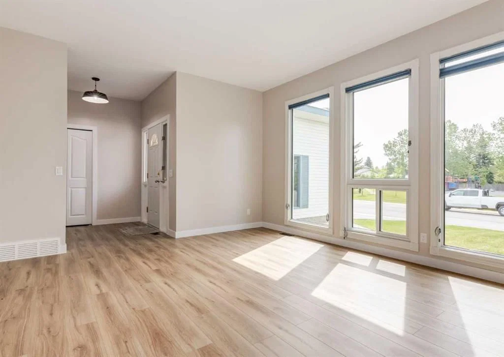 7956 71 Avenue NW, Calgary — photo 5 of 50