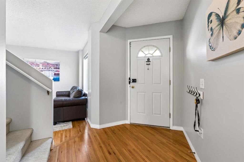 10433 Hidden Valley Drive NW, Calgary — photo 4 of 38