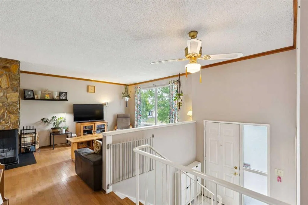 107 Bermuda Drive NW, Calgary — photo 4 of 40
