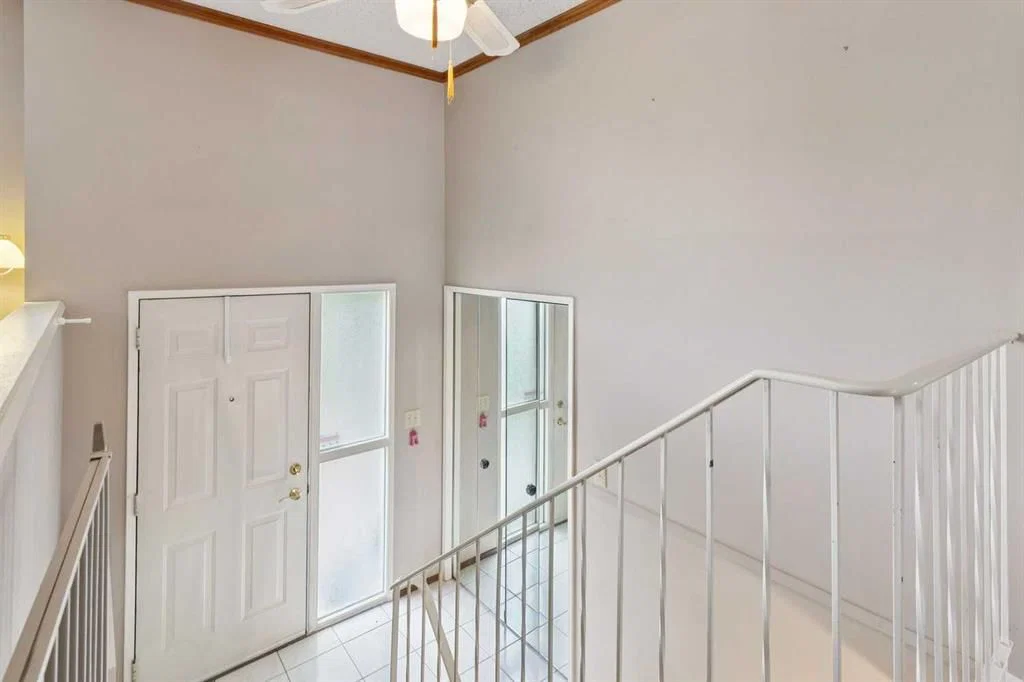 107 Bermuda Drive NW, Calgary — photo 5 of 40