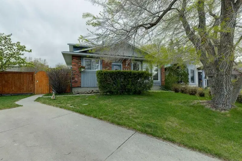 323 Ranchview Place NW, Calgary — main listing photo