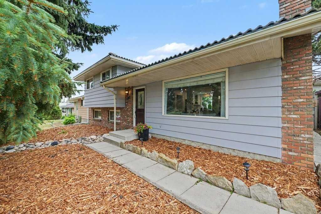 727 120 Avenue SW, Calgary — photo 2 of 41