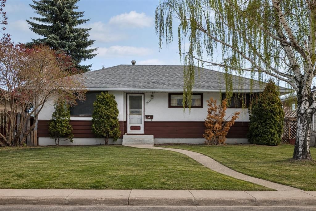 2622 42 Street SE, Calgary — photo 2 of 47