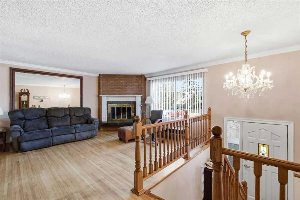 16 Dalroy Crescent NW, Calgary — photo 3 of 26