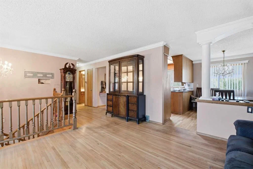 16 Dalroy Crescent NW, Calgary — photo 4 of 26