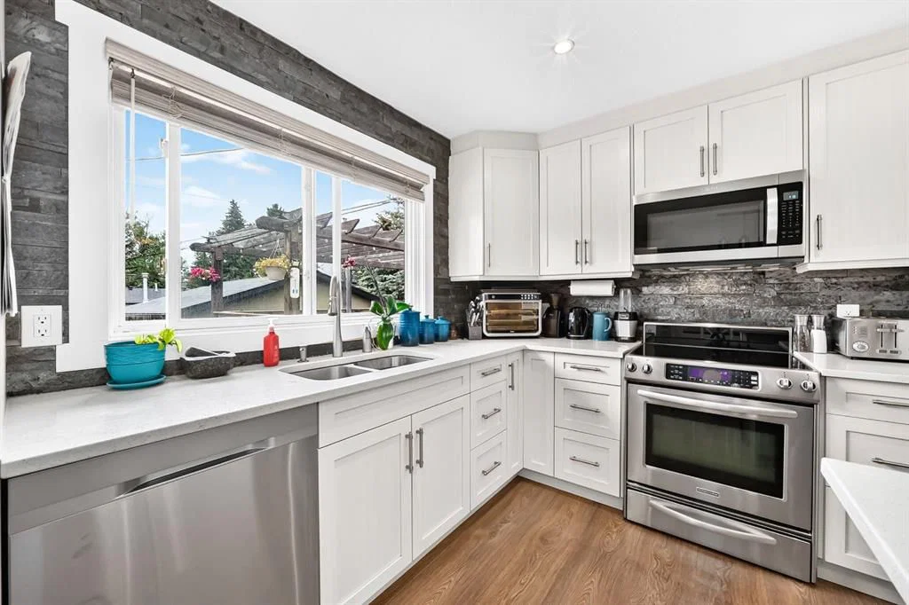 4824 41 Avenue SW, Calgary — photo 4 of 32