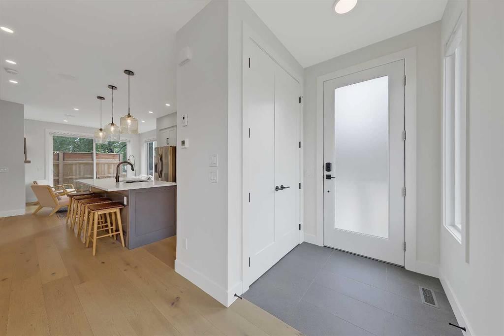 5004 21 Street SW, Calgary — photo 2 of 50
