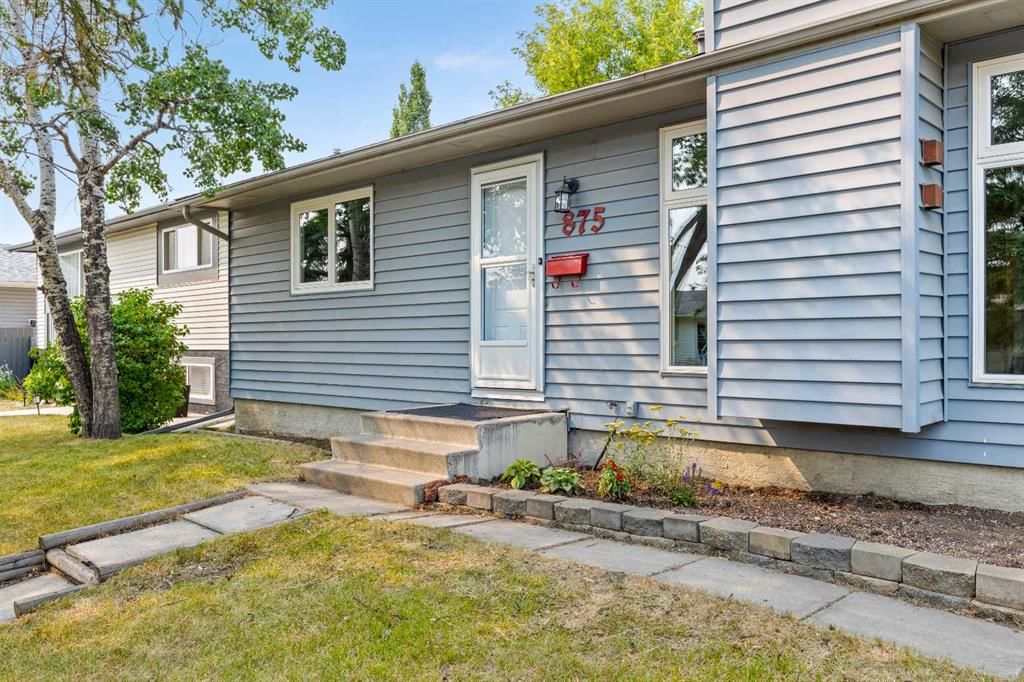 875 Pinecliff Drive NE, Calgary — photo 2 of 43