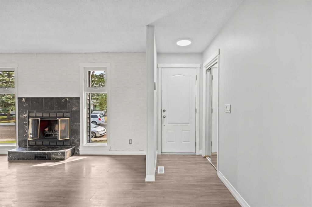 875 Pinecliff Drive NE, Calgary — photo 4 of 43