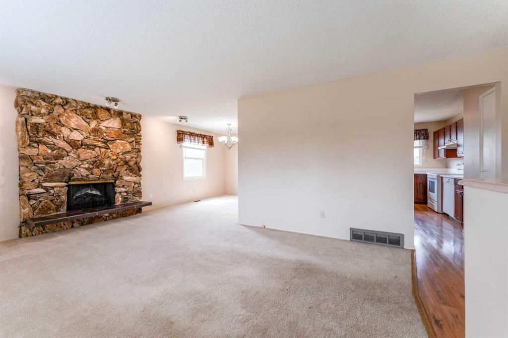235 Penswood Way SE, Calgary — photo 4 of 30