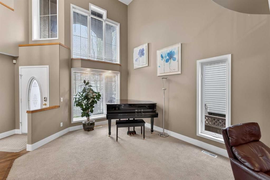 111 Valley Ponds Crescent NW, Calgary — photo 2 of 48