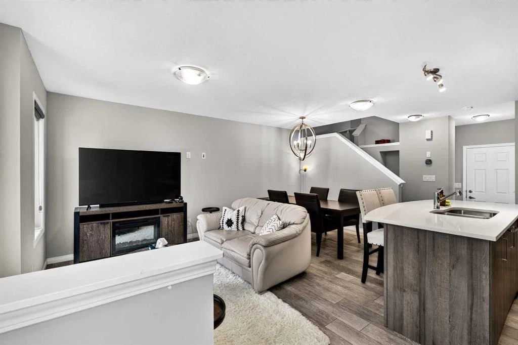 30 Yorkville Boulevard SW, Calgary — photo 4 of 45