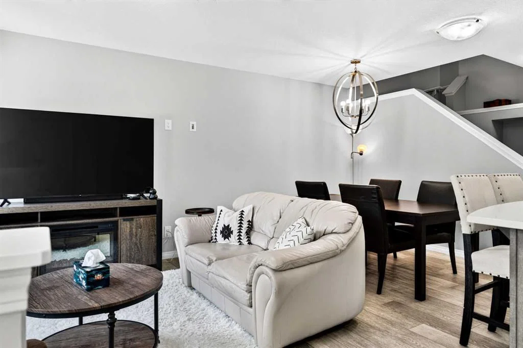 30 Yorkville Boulevard SW, Calgary — photo 5 of 45