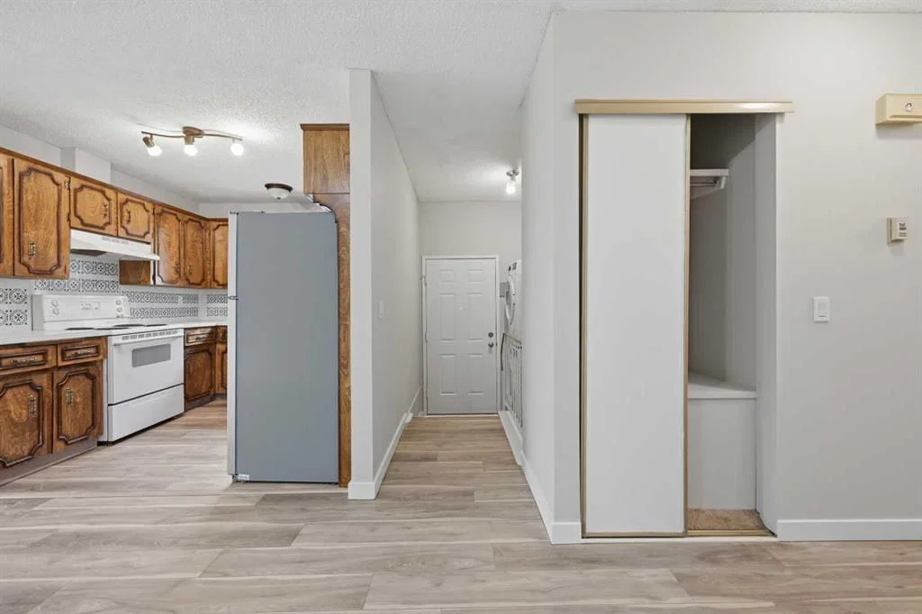 228 Berwick Drive NW, Calgary — photo 4 of 44