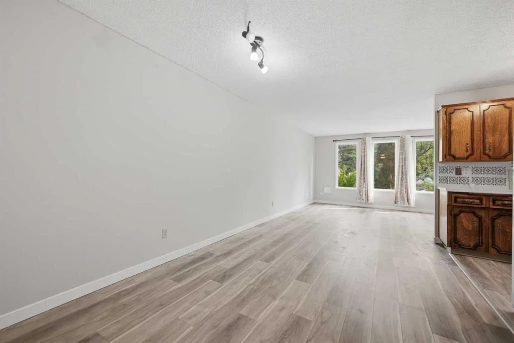 228 Berwick Drive NW, Calgary — photo 5 of 44