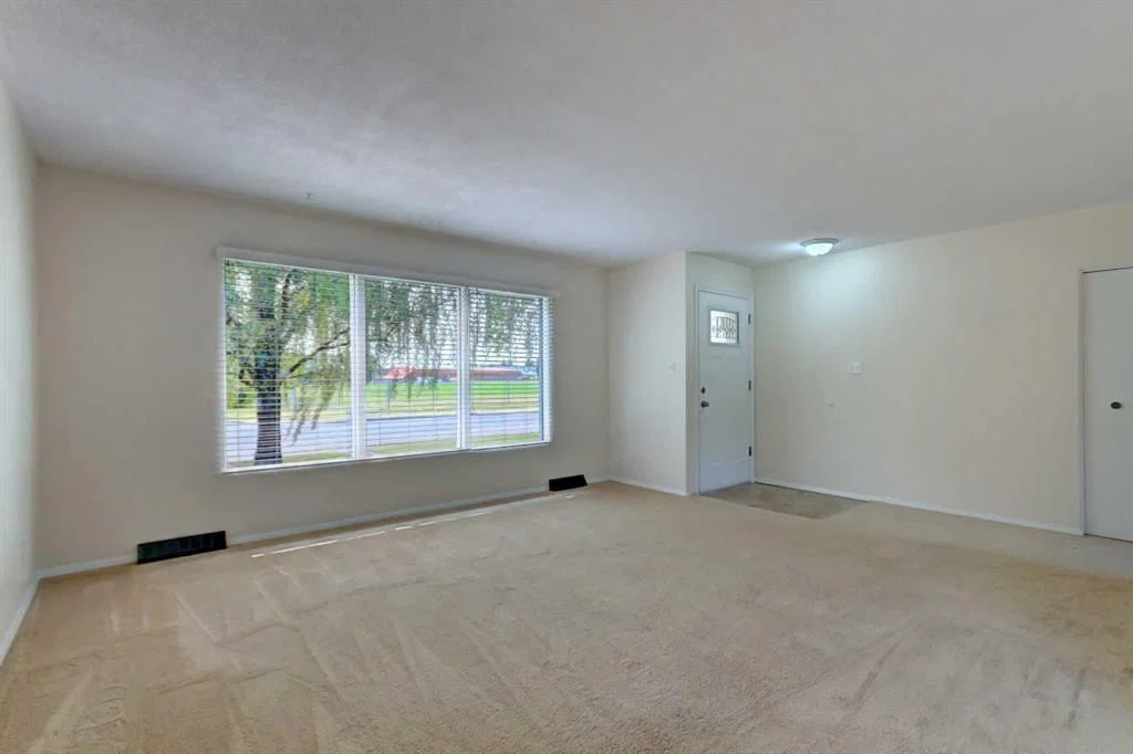328 86 Avenue SE, Calgary — photo 4 of 36