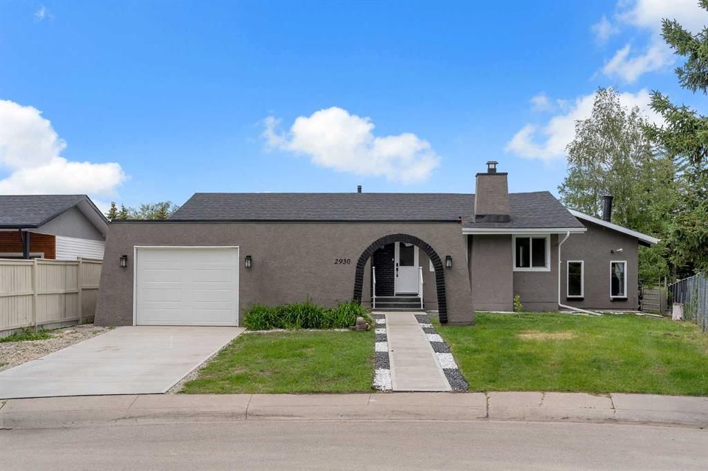 2930 Oakmoor Crescent SW, Calgary — main listing photo