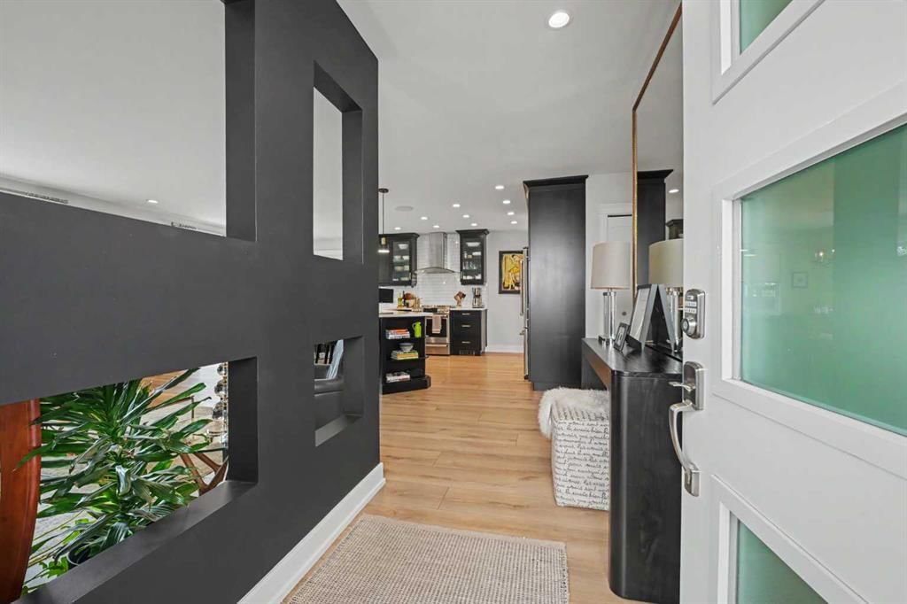 3809 Parkhill Street SW, Calgary — photo 4 of 47