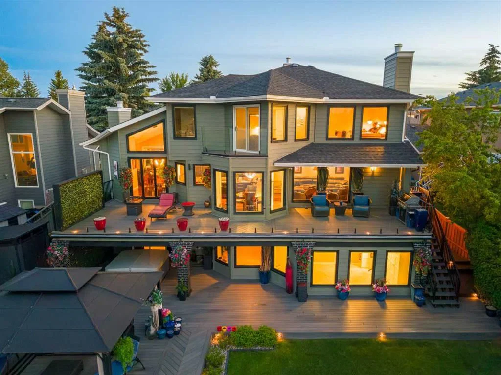 85 Sunset Way SE, Calgary — main listing photo