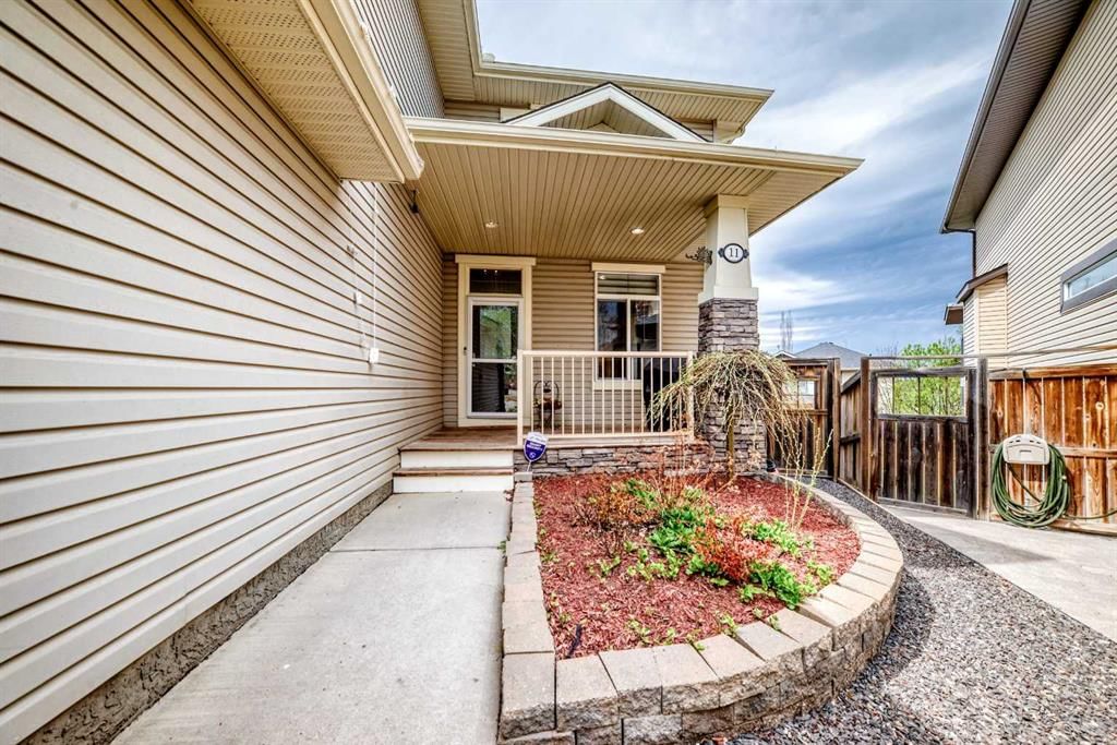 11 Cresthaven Bay SW, Calgary — photo 2 of 50