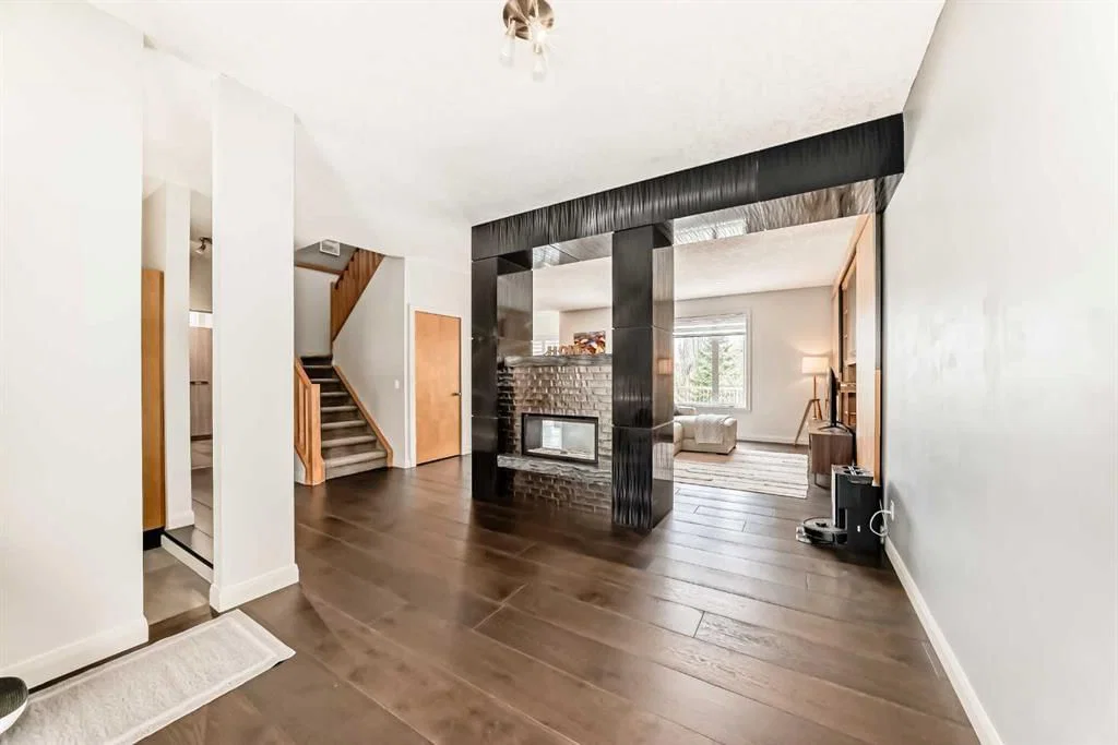 11 Cresthaven Bay SW, Calgary — photo 4 of 50