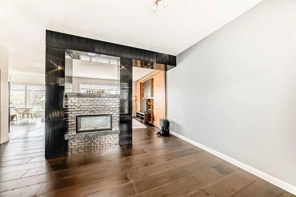 11 Cresthaven Bay SW, Calgary — photo 5 of 50