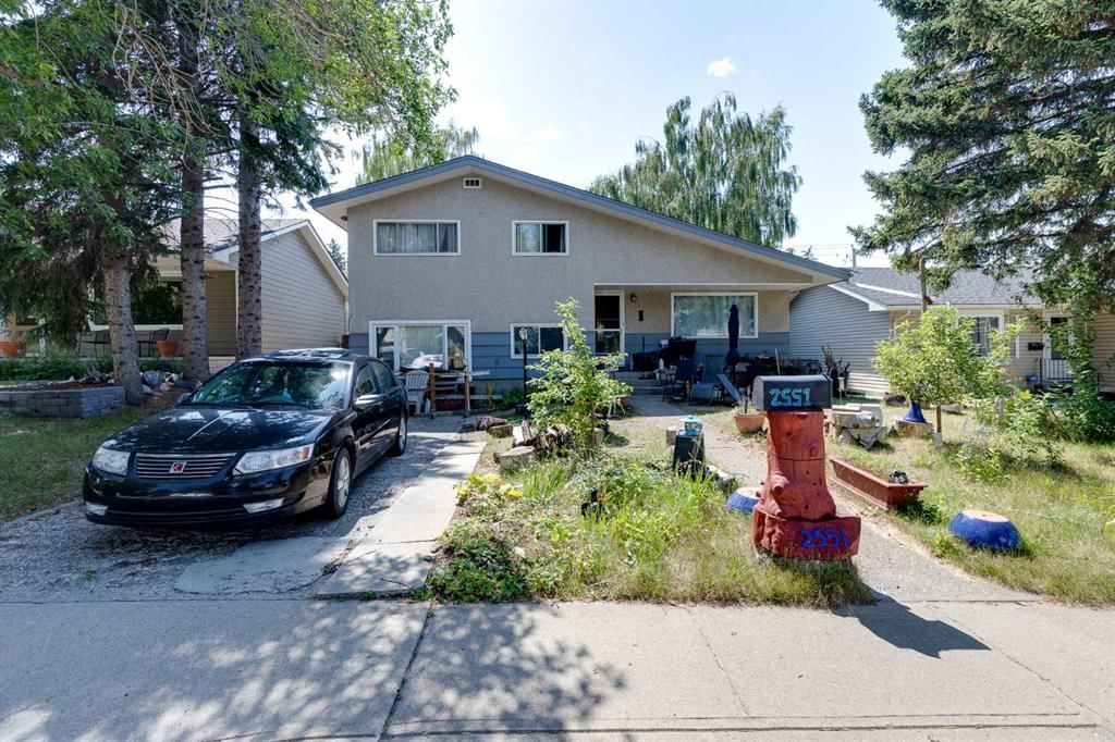 2551 Chicoutimi Drive NW, Calgary — main listing photo