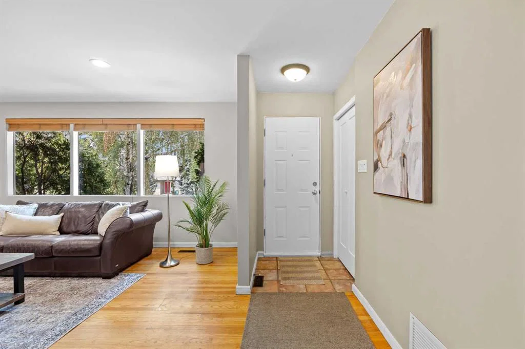 30 Gateway Drive SW, Calgary — photo 3 of 50