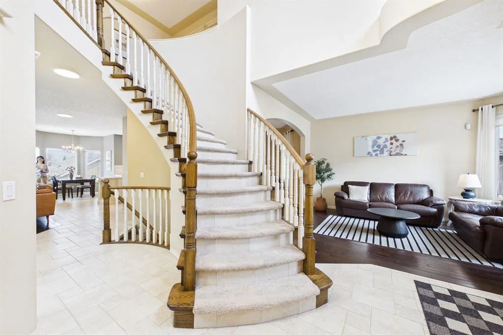 15 Royal Crest Terrace NW, Calgary — photo 3 of 50