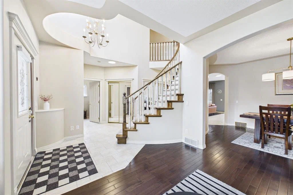 15 Royal Crest Terrace NW, Calgary — photo 4 of 50