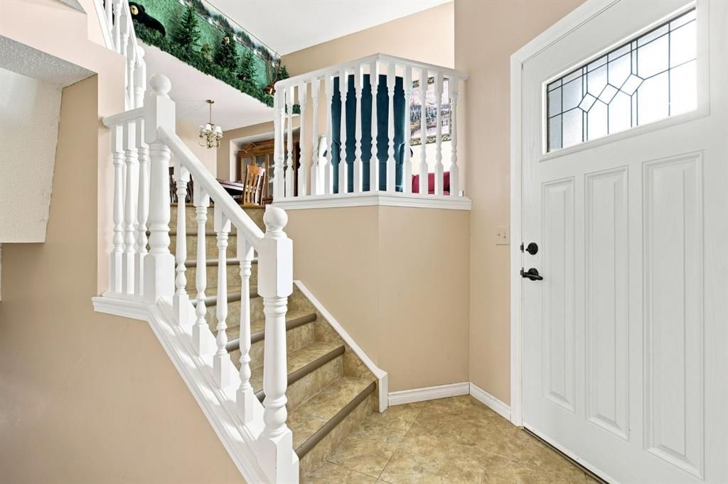 9216 Edgebrook Drive NW, Calgary — photo 4 of 48