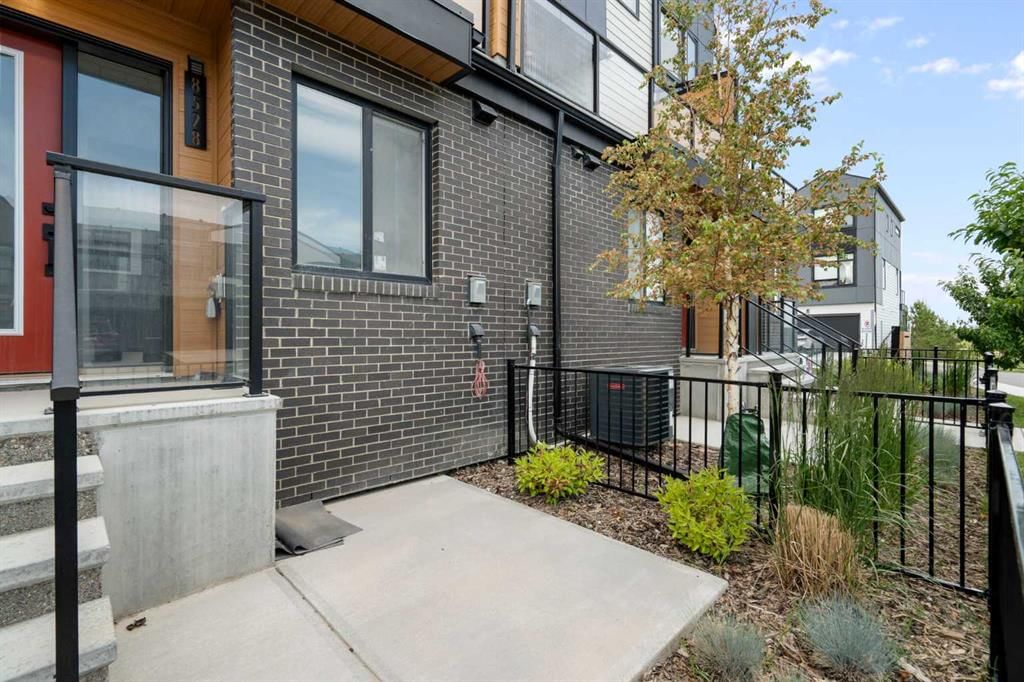 8528 21 Avenue SE, Calgary — photo 2 of 43
