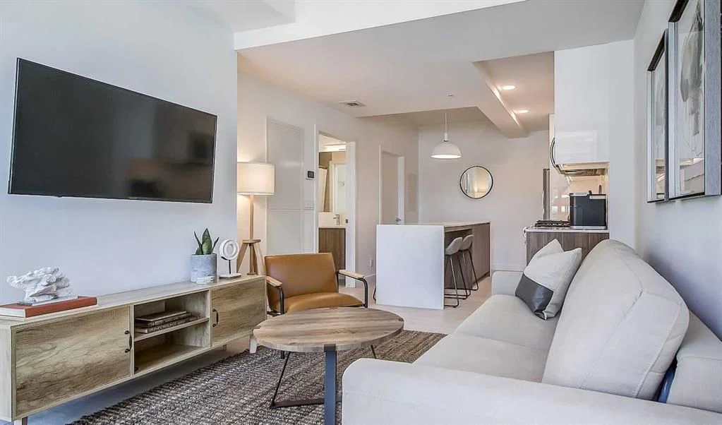 325R 9A Street NW, Calgary — photo 2 of 22