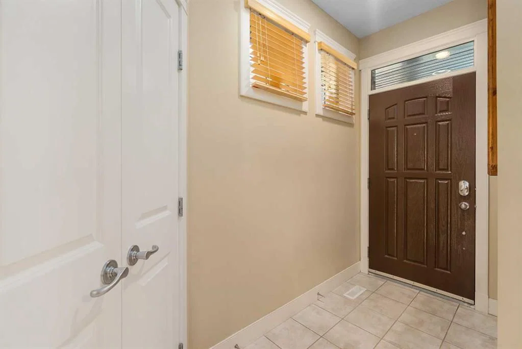 2526 3 Avenue NW, Calgary — photo 4 of 40