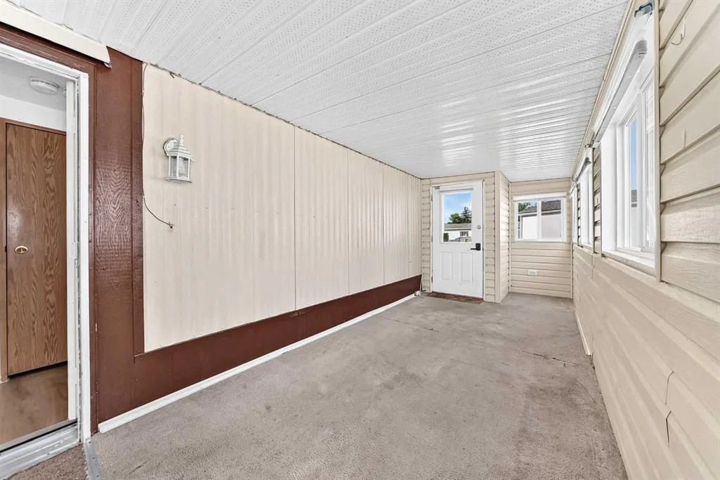 262 Burroughs Circle NE, Calgary — photo 4 of 38