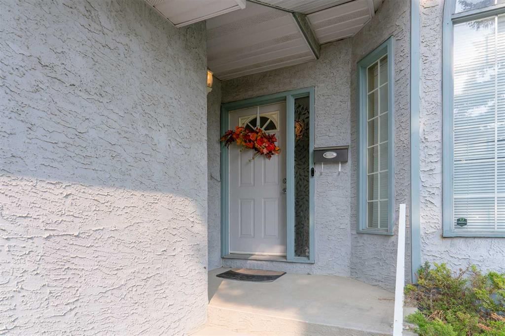 140 Santana Mews NW, Calgary — photo 3 of 35