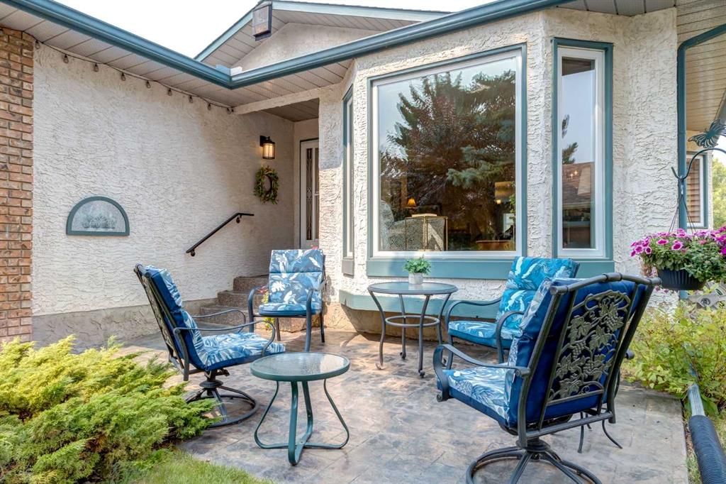 15 Sunrise Crescent SE, Calgary — photo 4 of 45