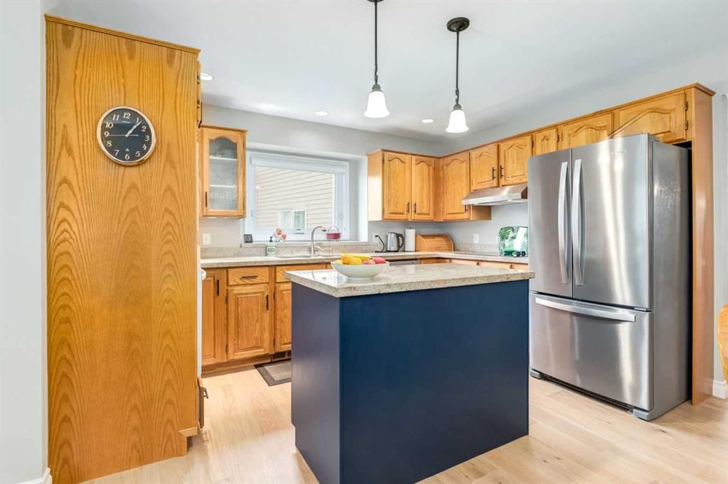 15 Sunrise Crescent SE, Calgary — photo 5 of 45