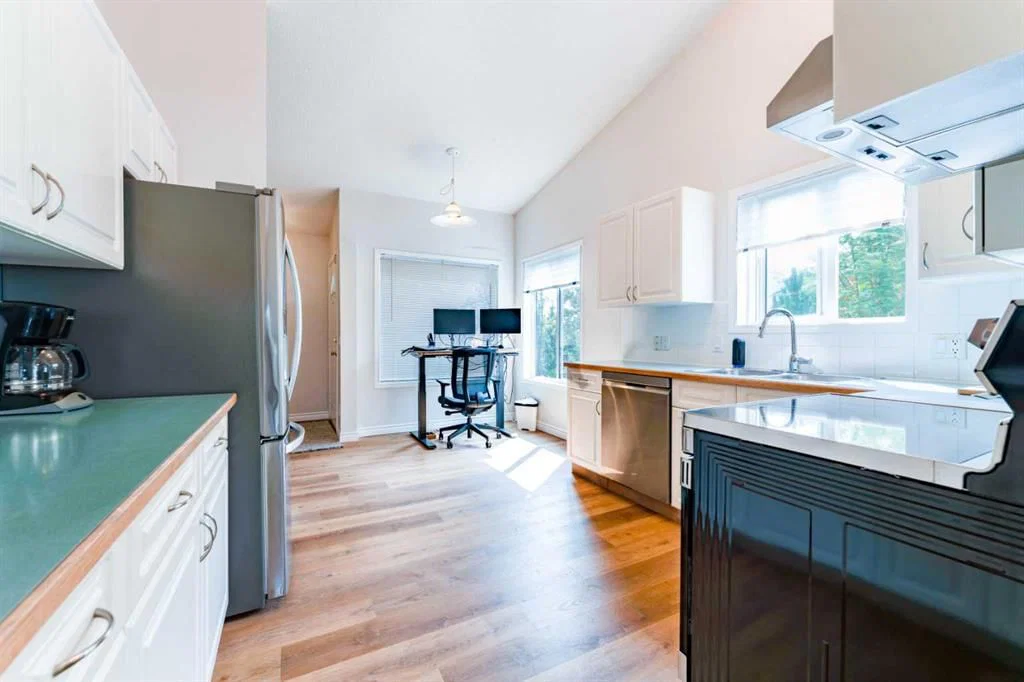 76 Sierra Morena Green SW, Calgary — photo 5 of 30