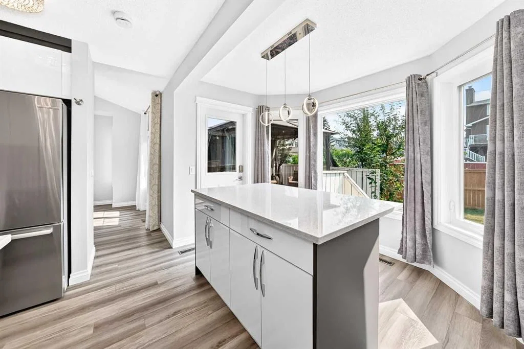 147 Macewan Drive NW, Calgary — photo 5 of 50