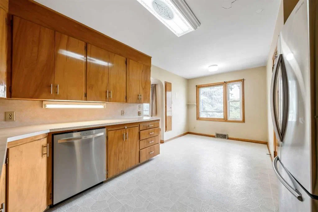 2720 32 Avenue SW, Calgary — photo 3 of 24