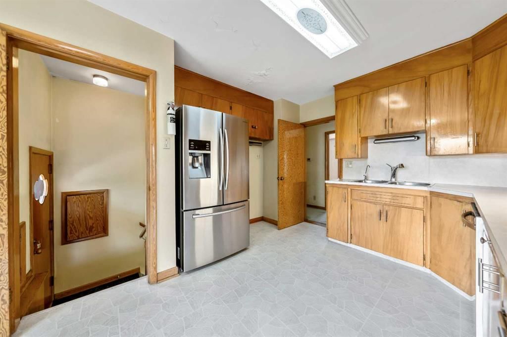 2720 32 Avenue SW, Calgary — photo 4 of 24