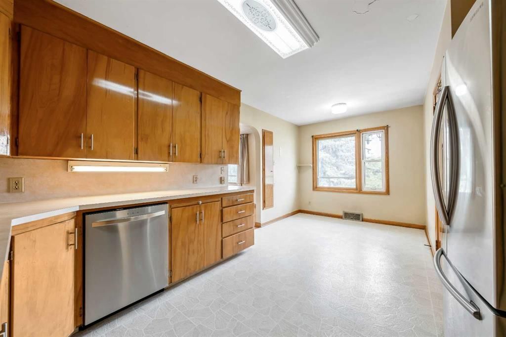 2720 32 Avenue SW, Calgary — photo 5 of 24