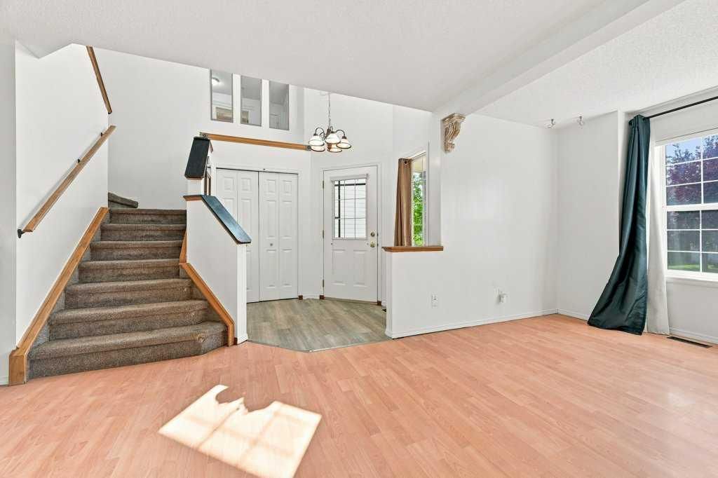 100 Coventry Road NE, Calgary — photo 4 of 38