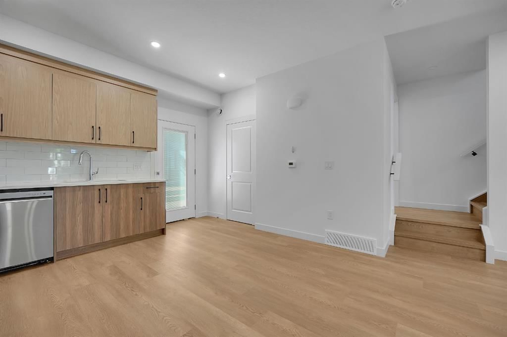 612 12 Avenue NE, Calgary — photo 5 of 31