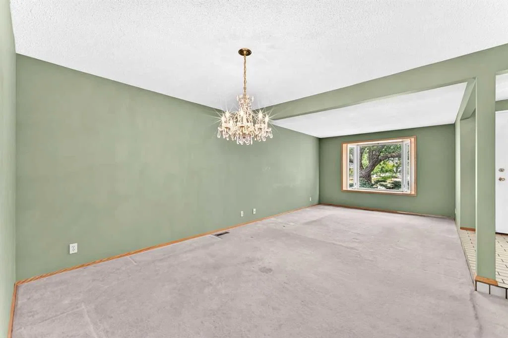 128 Erin Woods Drive SE, Calgary — photo 4 of 48