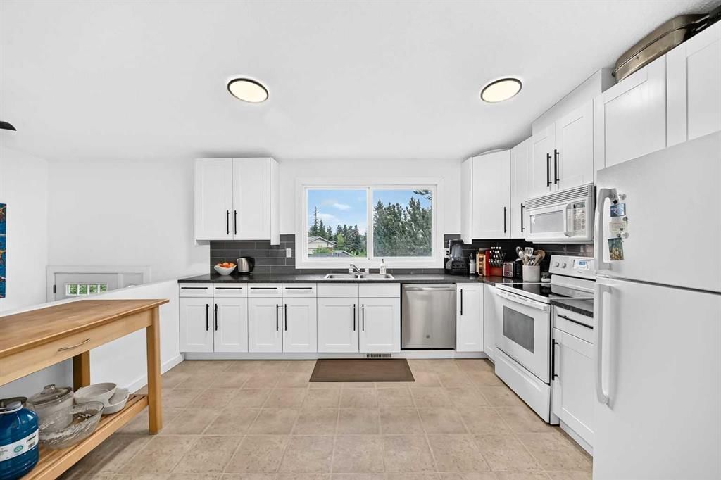 71 Dalton Bay NW, Calgary — photo 4 of 49