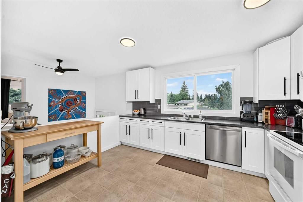 71 Dalton Bay NW, Calgary — photo 5 of 49