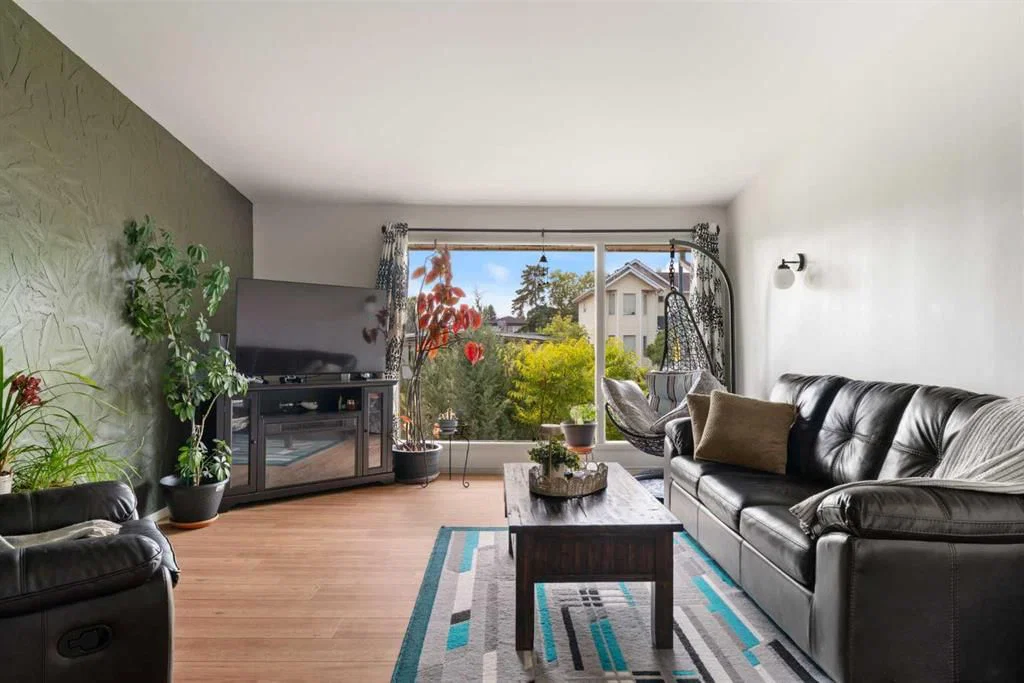 726 68 Avenue SW, Calgary — photo 4 of 49